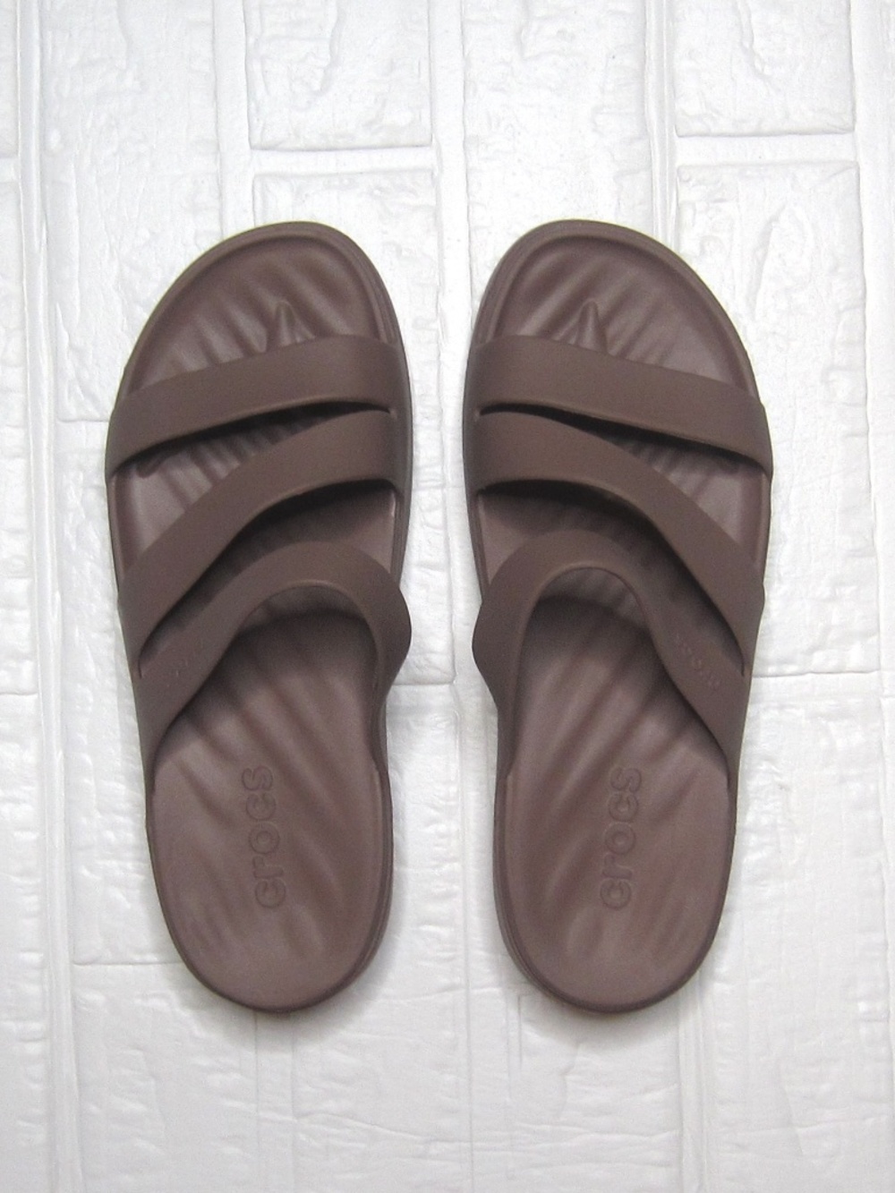 Crocs Women Getaway Strappy Sandals in brown - Size 9
